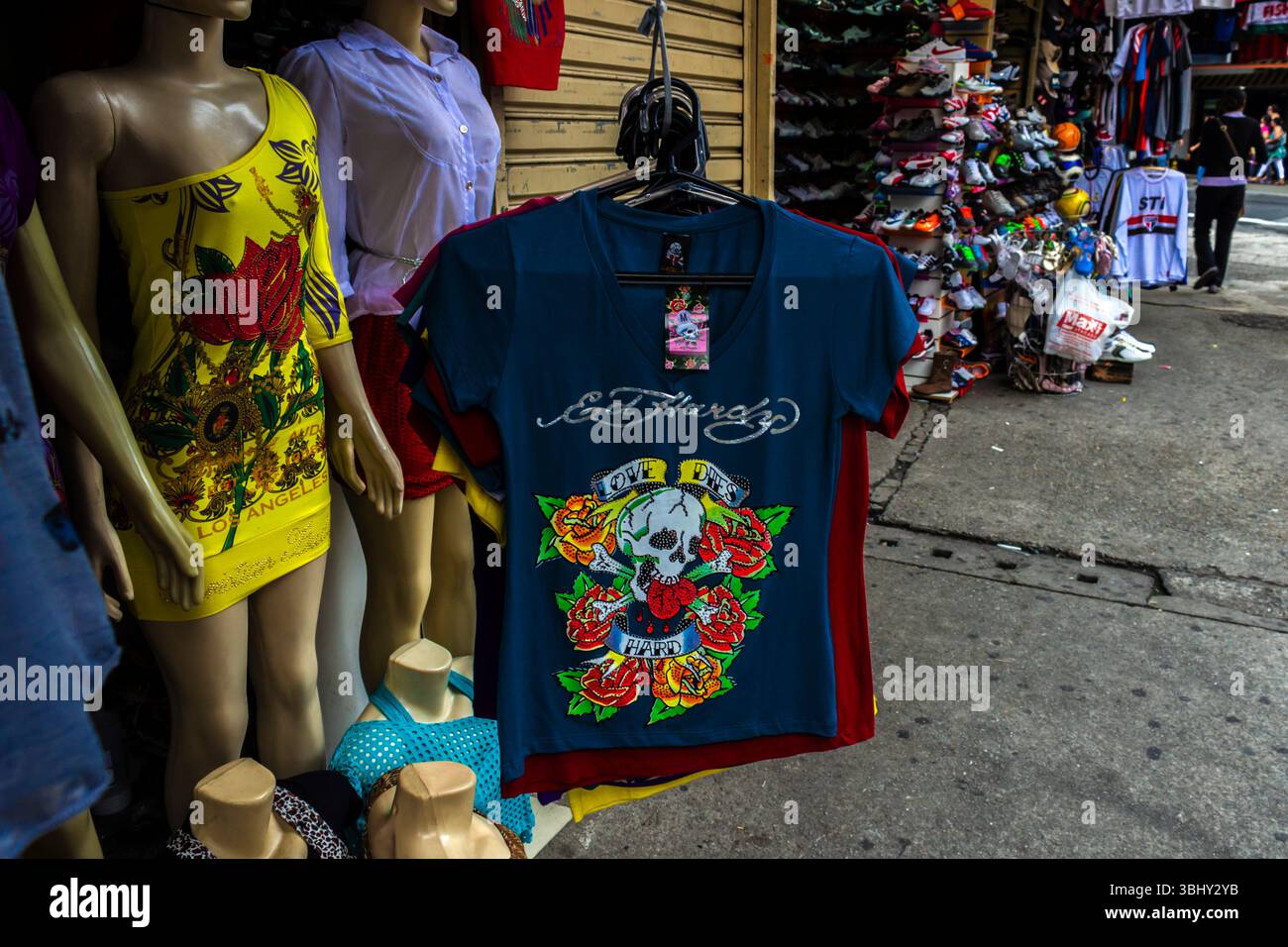 San Paolo, Brasile, 27 novembre 2012. Bancarelle dei venditori ambulanti nel Fernando Costa Bagger, nella piazza omonima, accanto al Dom Pedro II Pa Foto Stock