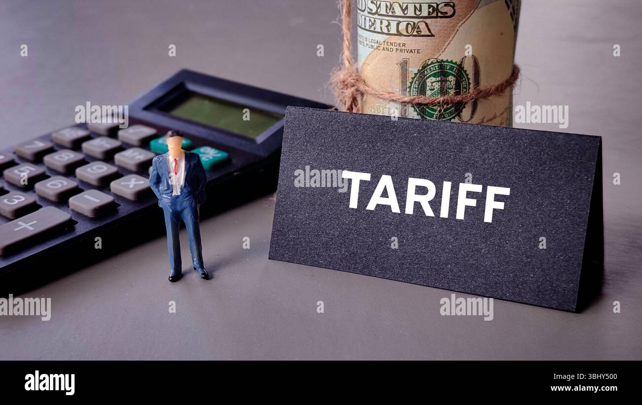 Business e finanza. Tariffa scritta su un segno nero. Foto Stock