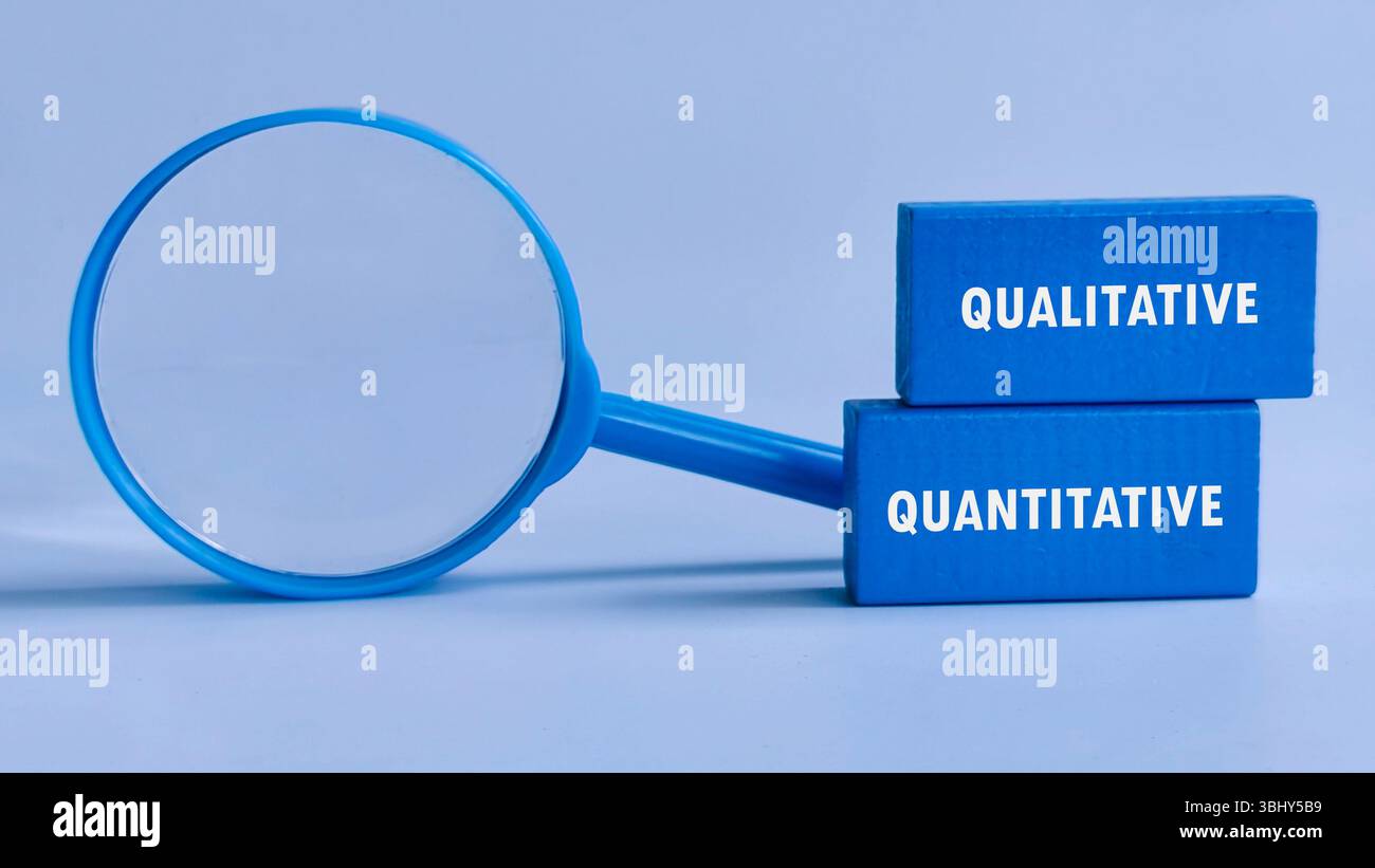 Lente di ingrandimento su blocchi qualitativi e quantitativi Foto Stock