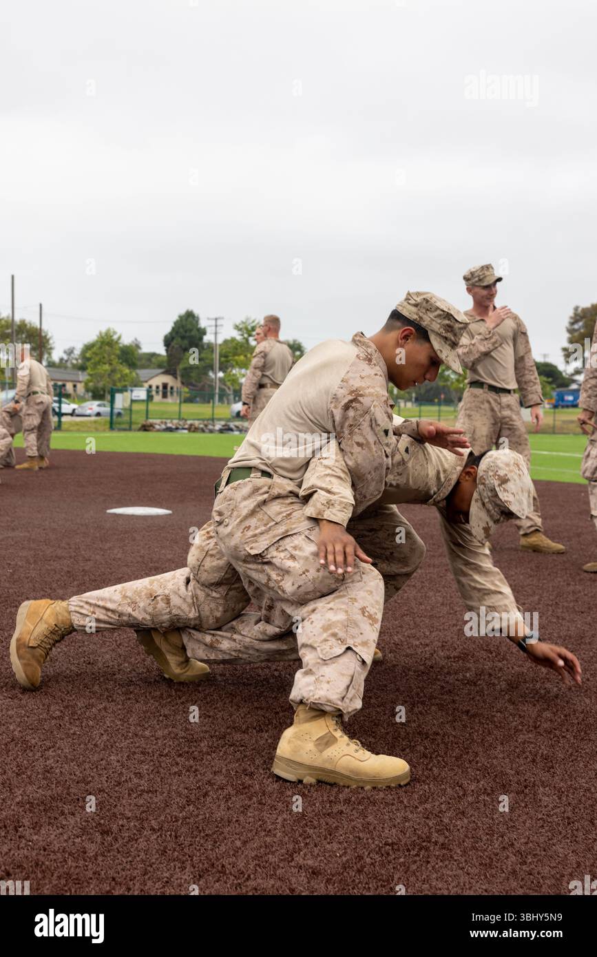 U.S. Marines con 2nd Battalion, 7th Marine Regiment, 1st Marine Division, che sono stati messi in stato di allerta durante il fine settimana per sostenere la missione dello U.S. Northern Command, provare tattiche non letali nella grande area di Los Angeles, 10 giugno 2025. Circa 700 Marines del Marine Corps Air-Ground Combat Center Twentynine Palms, California, si integreranno perfettamente con le forze Title 10 sotto la Task Force 51 che proteggono il personale federale e le proprietà federali nella grande area di Los Angeles. (Foto del corpo dei Marines degli Stati Uniti del Cpl. Juan Torres) Foto Stock
