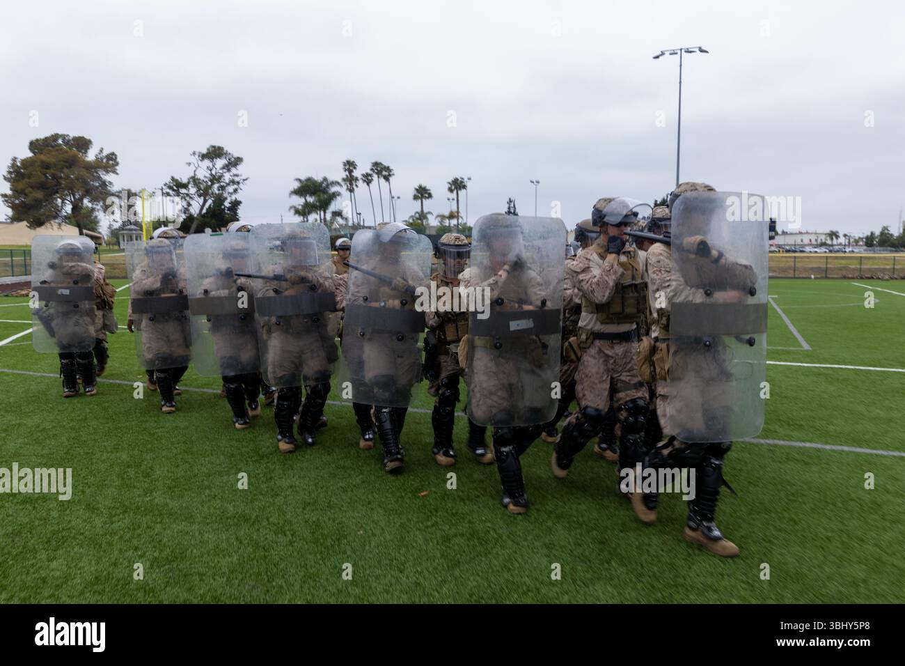 U.S. Marines con 2nd Battalion, 7th Marine Regiment, 1st Marine Division, che sono stati messi in stato di allerta durante il fine settimana per sostenere la missione dello U.S. Northern Command, provare tattiche non letali nella grande area di Los Angeles, 10 giugno 2025. Circa 700 Marines del Marine Corps Air-Ground Combat Center Twentynine Palms, California, si integreranno perfettamente con le forze Title 10 sotto la Task Force 51 che proteggono il personale federale e le proprietà federali nella grande area di Los Angeles. (Foto del corpo dei Marines degli Stati Uniti del Cpl. Jaye Townsend) Foto Stock