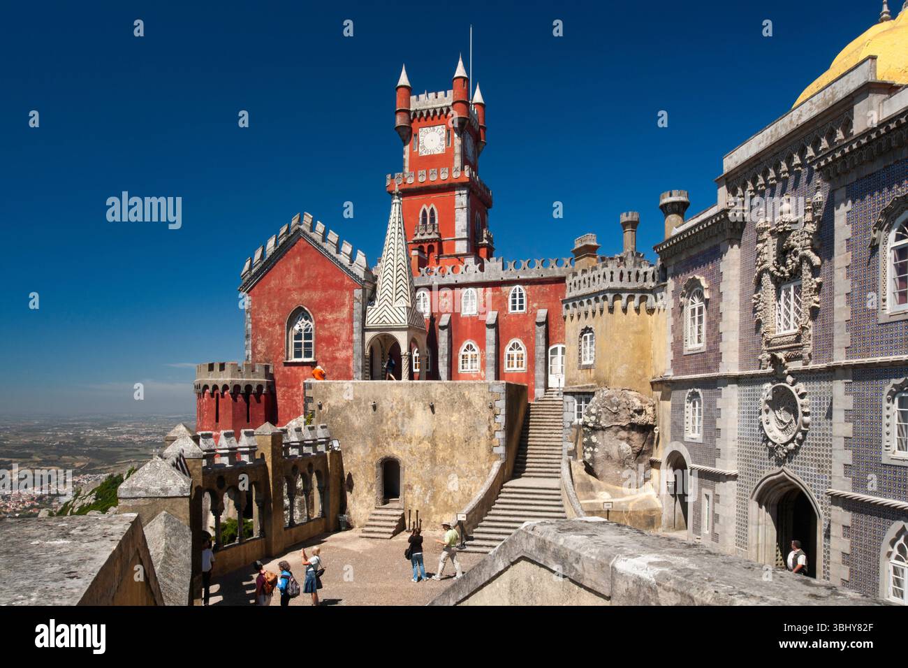 Sintra, Portogallo: I turisti visitano il sito turistico simbolo del Palácio da pena costruito da Dona Maria II e Don Fernando II nel 1842 sull'attuale 1503 Co Foto Stock