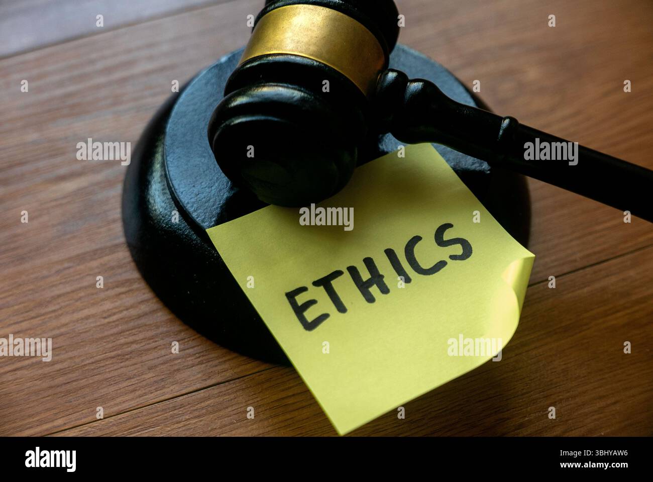 Gavel with Ethics Nota: Simboleggia l'intersezione tra diritto e principi morali Foto Stock