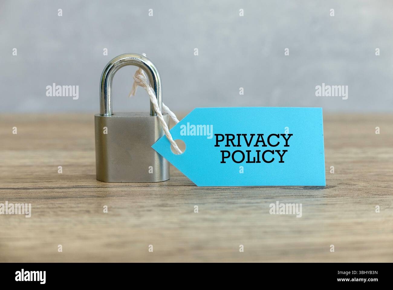 Garanzia di fiducia: Un'etichetta dell'informativa sulla privacy applicata a un lucchetto Foto Stock