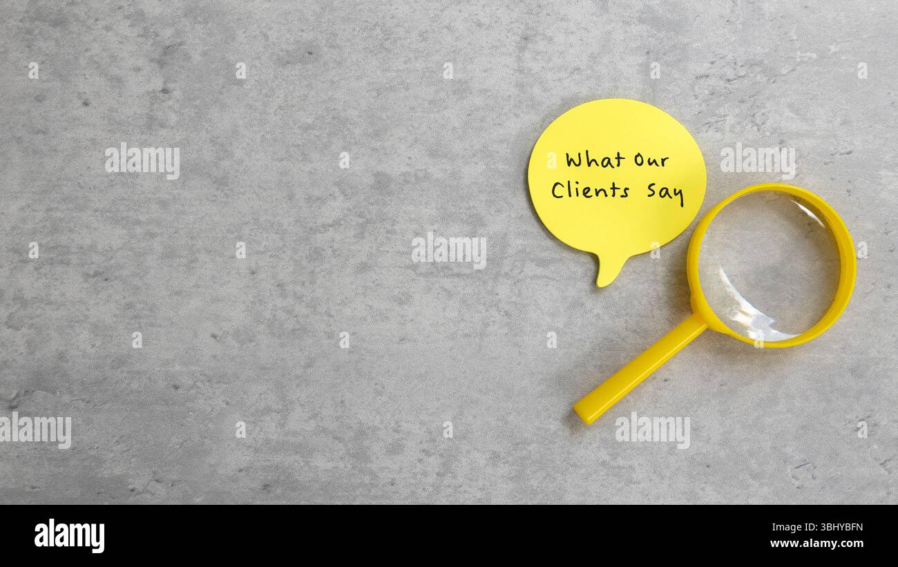 Bolla vocale con "cosa dicono i nostri clienti" e una lente d'ingrandimento gialla su sfondo grigio con spazio copia: Un'immagine creativa che si concentra sul cliente Foto Stock