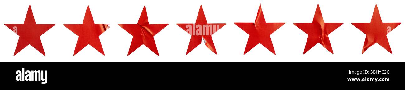 Un set di etichette adesive in carta a forma di stella rossa isolate su sfondo bianco. Foto Stock