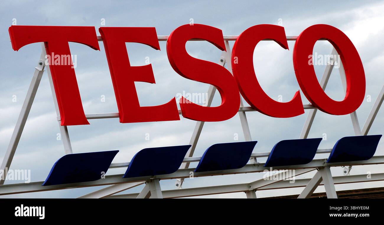 Foto datata 01/08/12 di una vista generale di un supermercato Tesco nel Leicestershire. Tesco ha rivelato vendite più forti nell'ultimo trimestre nonostante un mercato di alimentari britannico "intensamente competitivo". La più grande catena di supermercati del Regno Unito ha dichiarato di aver aumentato ulteriormente la propria quota di mercato dopo aver investito di più in prezzi per attirare più clienti. La società ha dichiarato che le vendite del gruppo sono cresciute del 4,6%, su base analoga, a 16,4 miliardi di sterline per le 13 settimane fino al 24 maggio. Data di pubblicazione: Giovedì 12 giugno 2025. Foto Stock