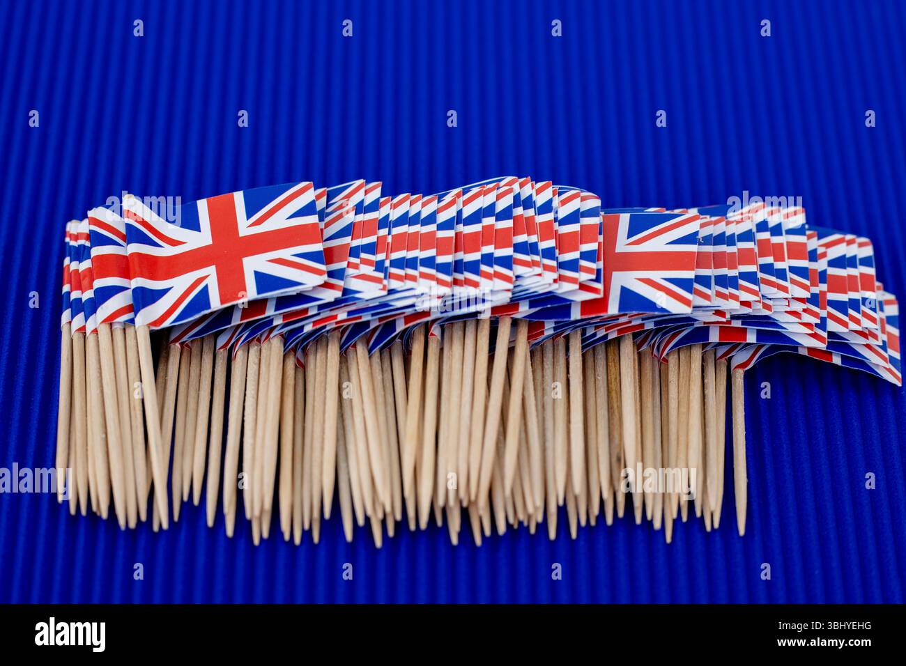 Bandiere di carta di piccole dimensioni nel Regno Unito su sfondo blu Foto Stock