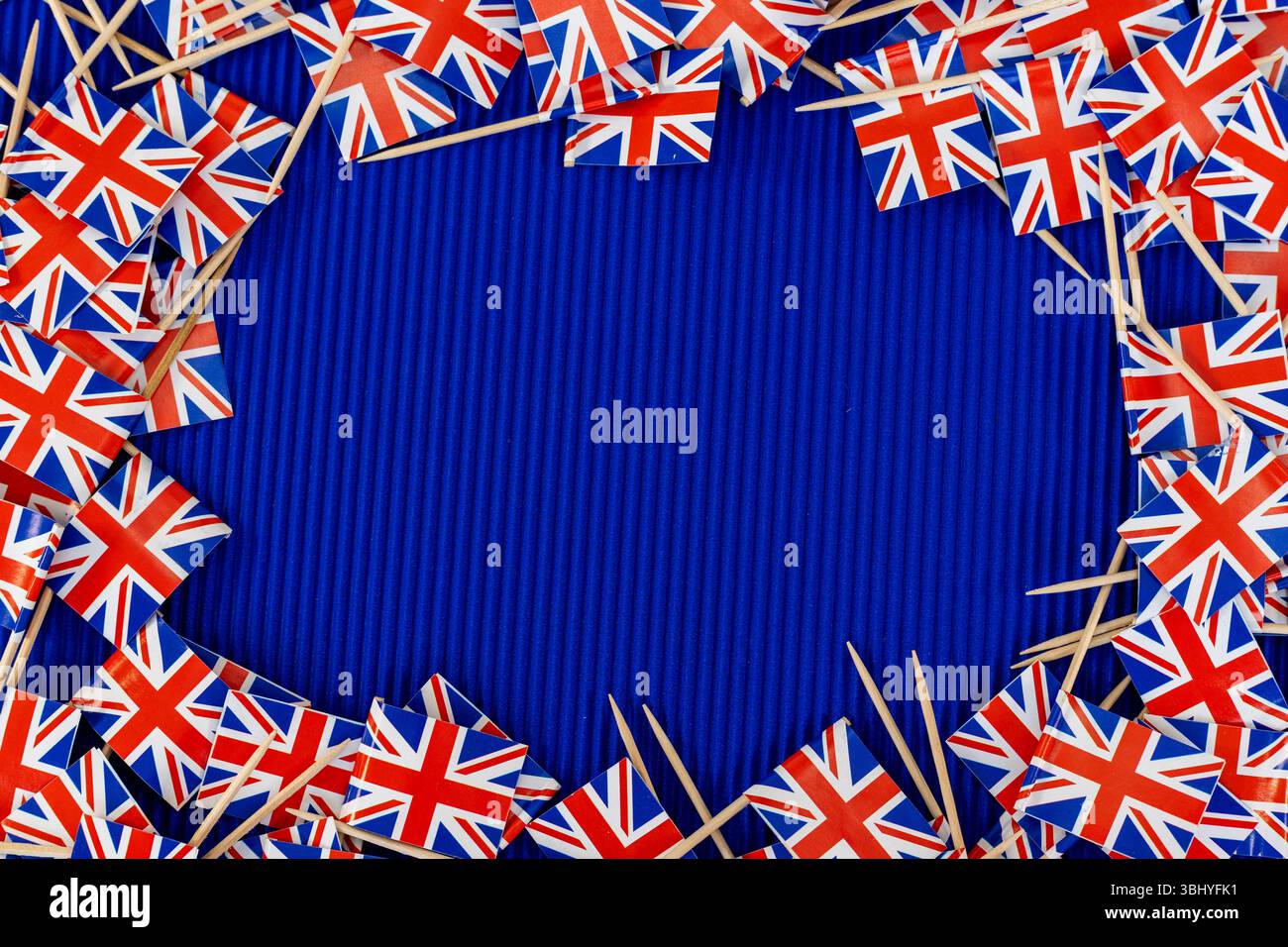 Bandiere UK su sfondo blu con spazio di copia. per il testo. Foto Stock
