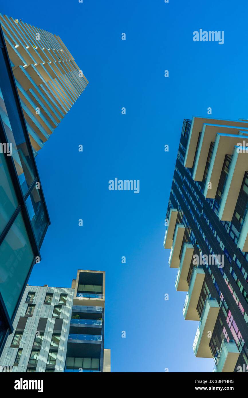Futuristico grattacielo da Piazza Alvar Aalto, nel quartiere porta nuova. Foto Stock