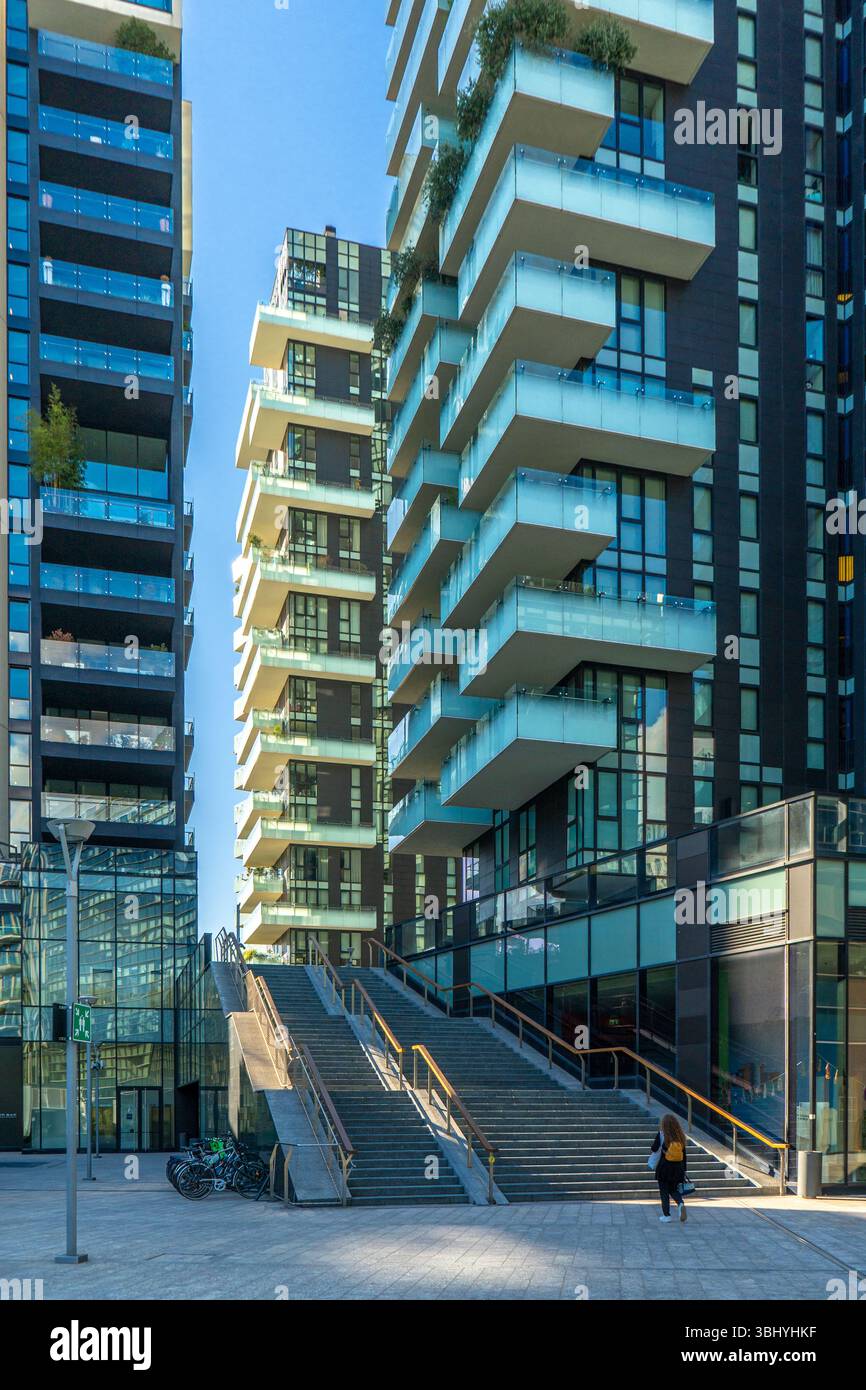 Futuristico grattacielo da Piazza Alvar Aalto, nel quartiere porta nuova. Foto Stock