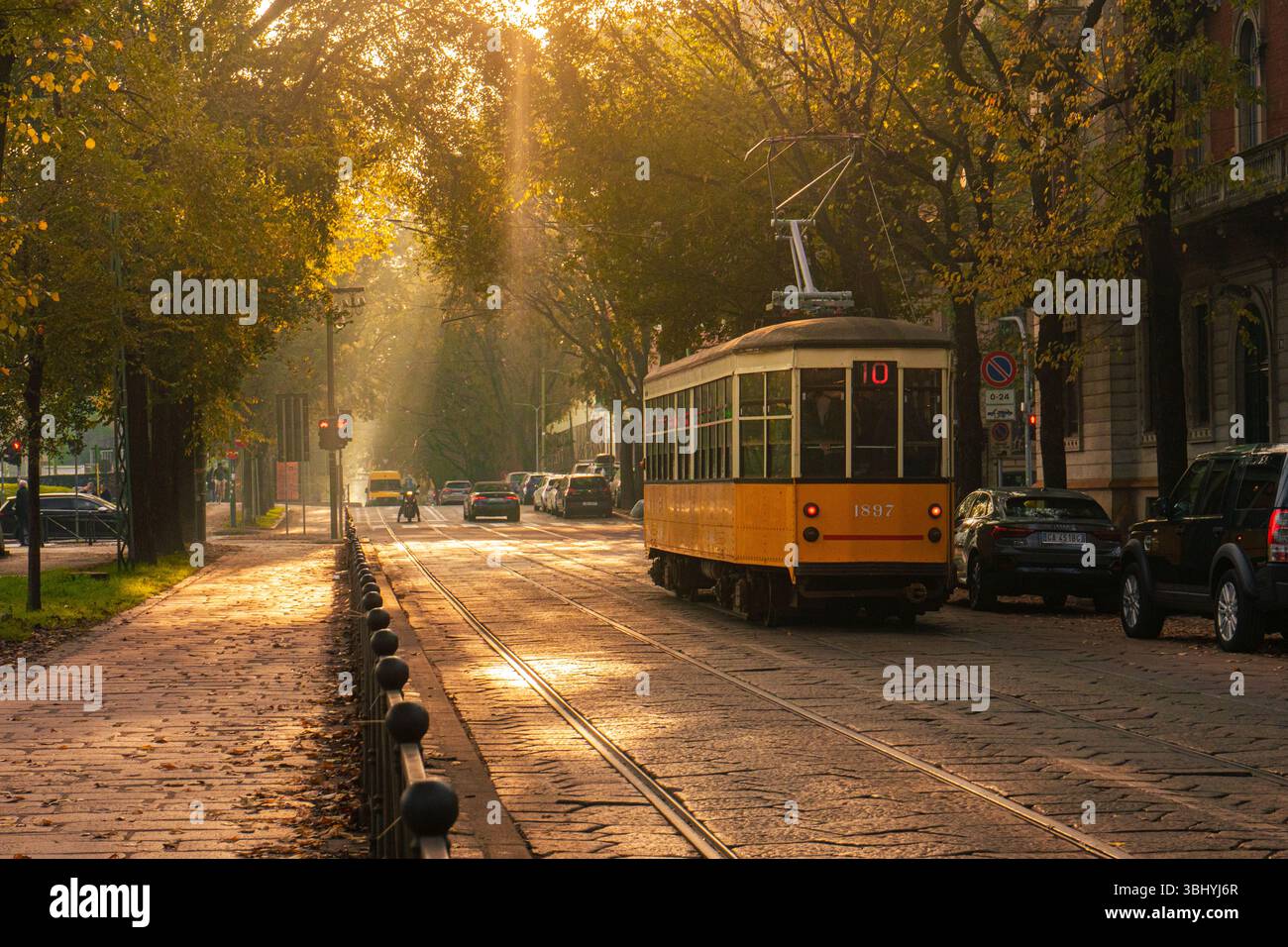 Via Milano con il vecchio tram arancione numero 10 Foto Stock