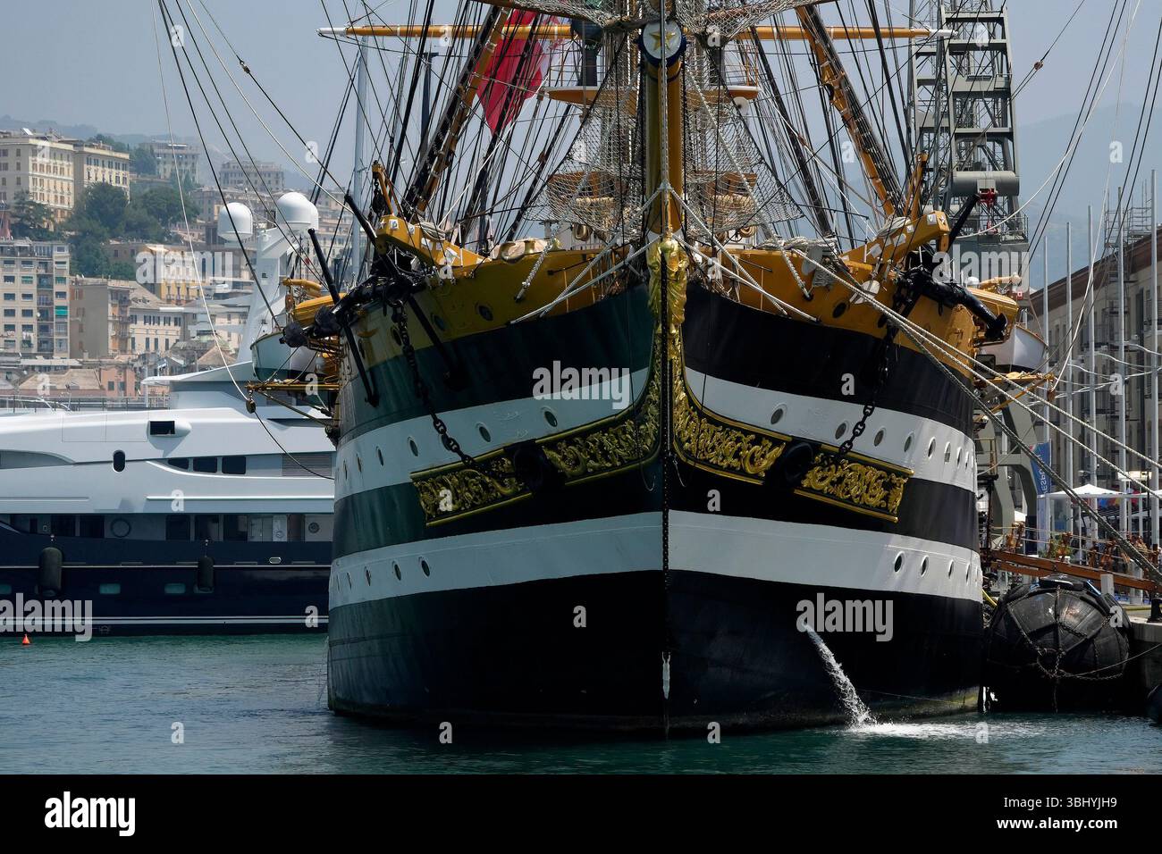GENOVA, ITALIA - 11 GIUGNO 2025 - dopo quasi due anni in mare, la nave addestrativa della Marina militare italiana Amerigo Vespucci tornò a Genova il 10 giugno 2025, tou Foto Stock