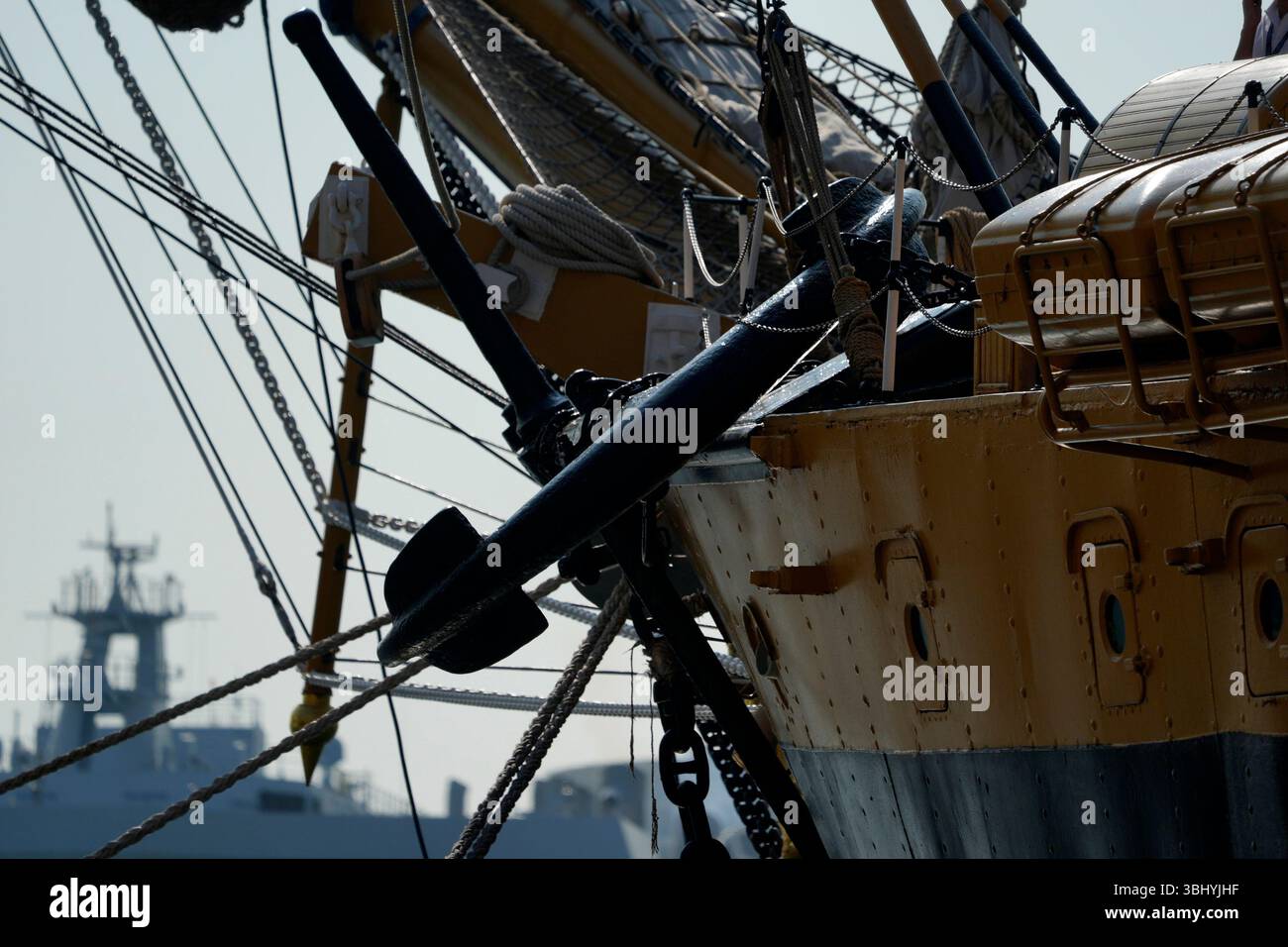 GENOVA, ITALIA - 11 GIUGNO 2025 - dopo quasi due anni in mare, la nave addestrativa della Marina militare italiana Amerigo Vespucci tornò a Genova il 10 giugno 2025, tou Foto Stock