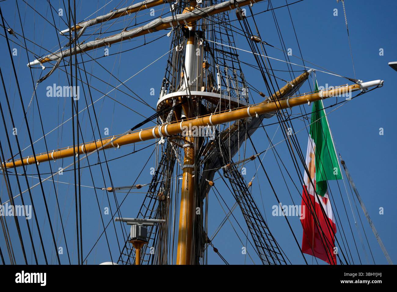 GENOVA, ITALIA - 11 GIUGNO 2025 - dopo quasi due anni in mare, la nave addestrativa della Marina militare italiana Amerigo Vespucci tornò a Genova il 10 giugno 2025, tou Foto Stock