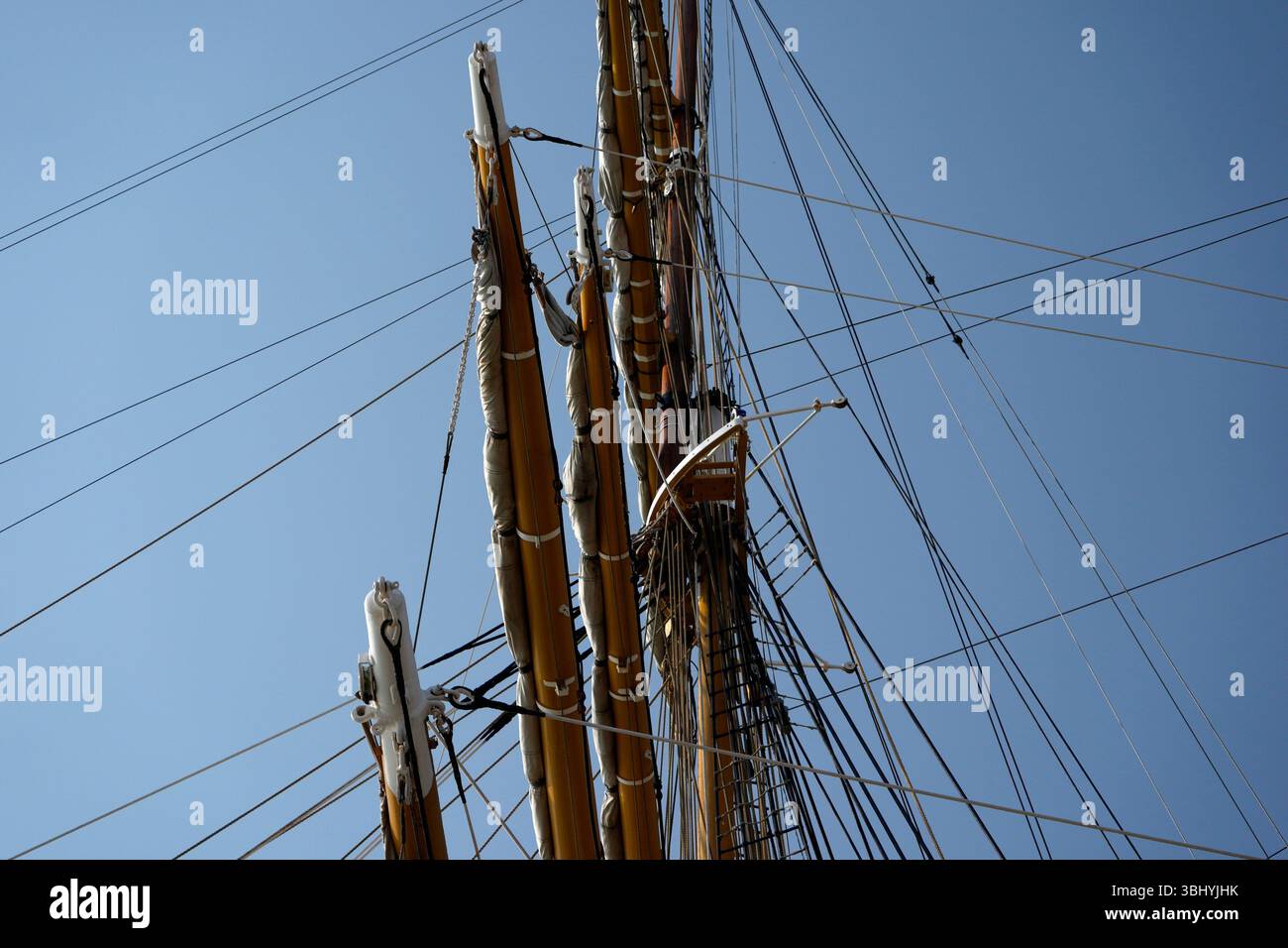GENOVA, ITALIA - 11 GIUGNO 2025 - dopo quasi due anni in mare, la nave addestrativa della Marina militare italiana Amerigo Vespucci tornò a Genova il 10 giugno 2025, tou Foto Stock