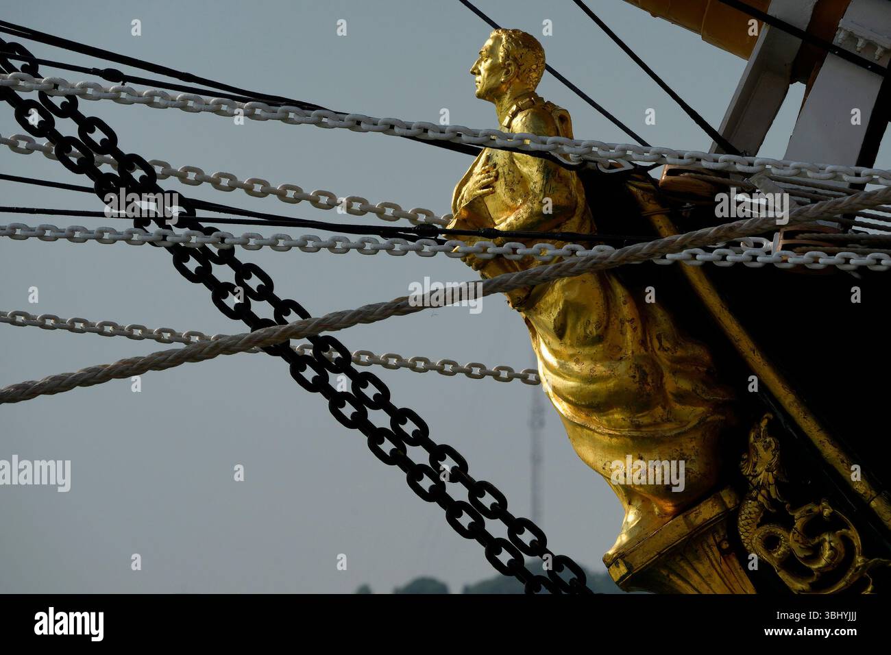 GENOVA, ITALIA - 11 GIUGNO 2025 - dopo quasi due anni in mare, la nave addestrativa della Marina militare italiana Amerigo Vespucci tornò a Genova il 10 giugno 2025, tou Foto Stock