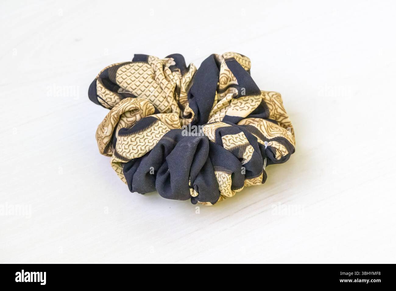 Fascia per capelli in tessuto, scrunchie, isolata su sfondo bianco. Accessorio alla moda da donna per coda di cavallo e panini. Foto Stock