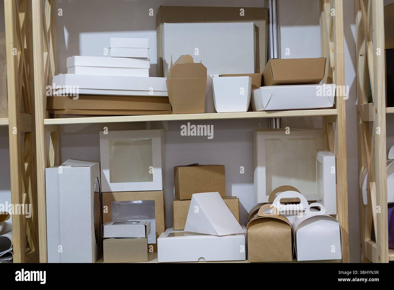 Campioni di vari tipi di imballaggi in cartone. Confezione ecocompatibile Foto Stock