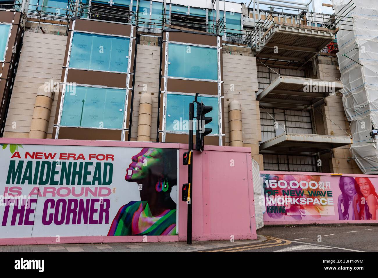 Maidenhead, Regno Unito. 11 giugno 2025. Tempo, la riqualificazione di un edificio per uffici esistente, è raffigurato dietro le schede di marketing. Centinaia di milioni Foto Stock