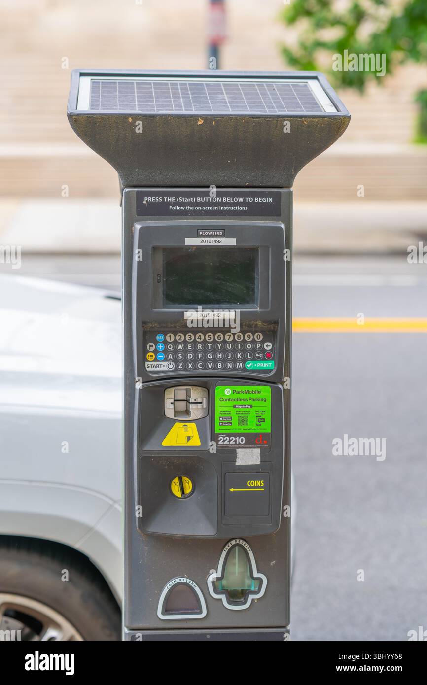 Washington D.C., USA, 25 maggio 2025. Primo piano di un parchimetro Flowbird alimentato a energia solare con opzioni di pagamento contactless. Foto Stock