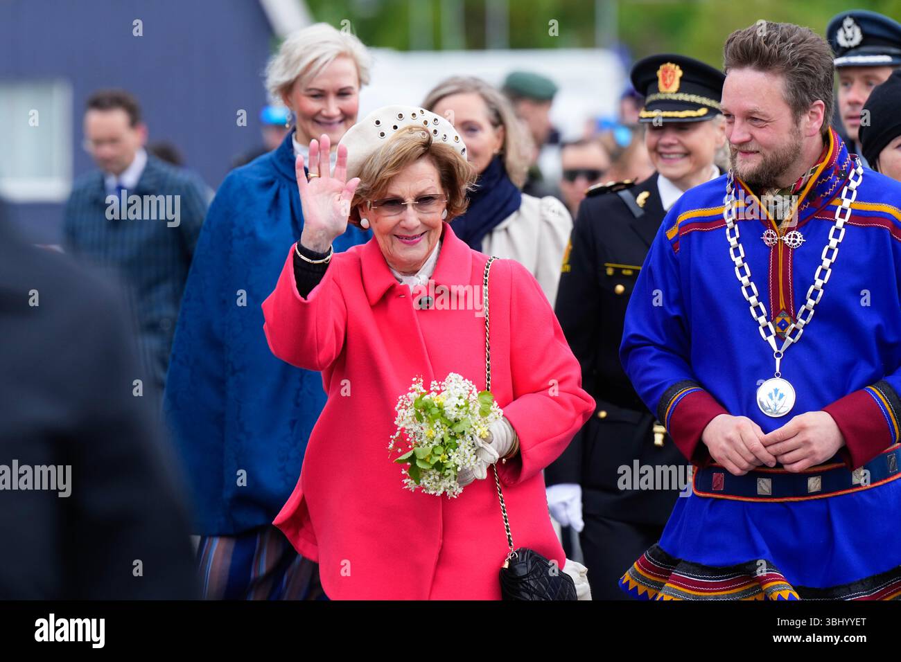 Burfjord 20250612. Re Harald e la regina Sonja visitano Burfjord nel comune di Kvænangen durante il tour della contea della coppia reale a Troms. Il sindaco Kai-Petter Johansen sulla destra foto: Cornelius Poppe / NTB Foto Stock