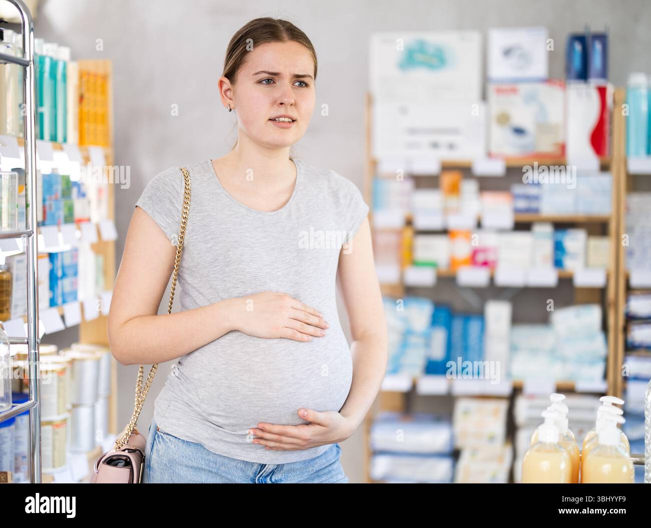 La donna incinta soffre di dolore addominale Foto Stock