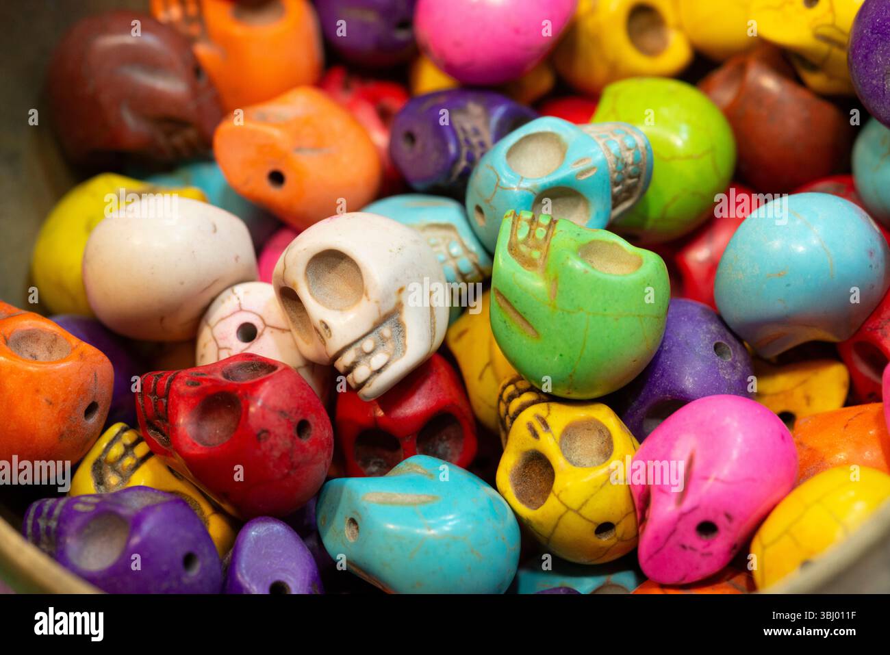 Perline multicolore tinto a forma di cranio Foto Stock