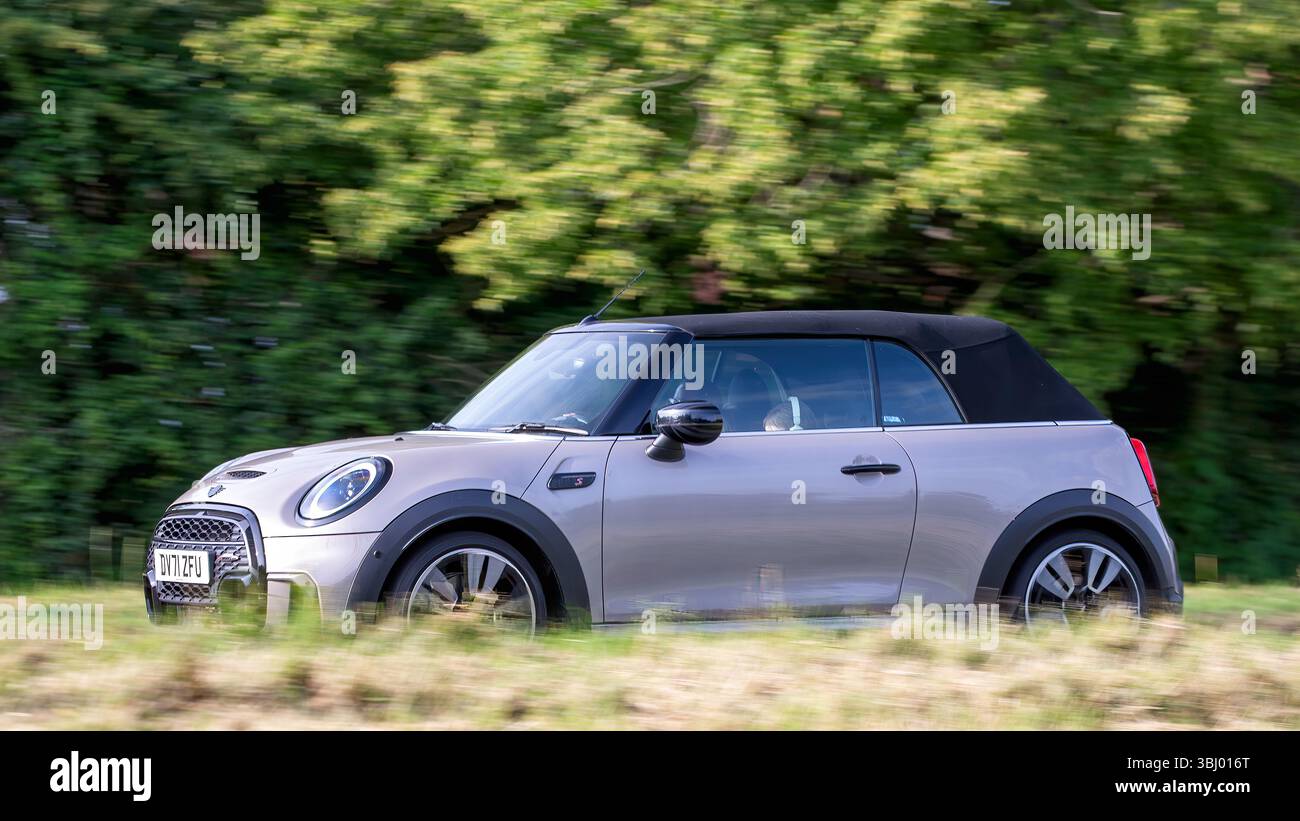 Milton Keynes,Bucks,UK - 11 giugno 2025: 2021 Mini Cooper S guida su una strada britannica Foto Stock