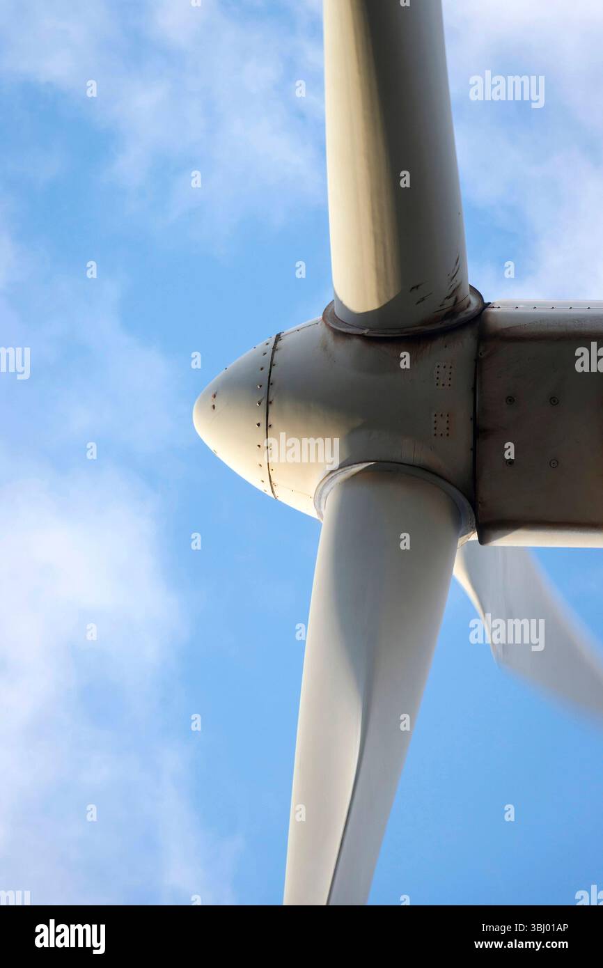 Spettacolare vista dettagliata a basso angolo della moderna turbina eolica contro un cielo blu e nuvole sparse, sottolineando la tecnologia delle energie rinnovabili northumberland Foto Stock