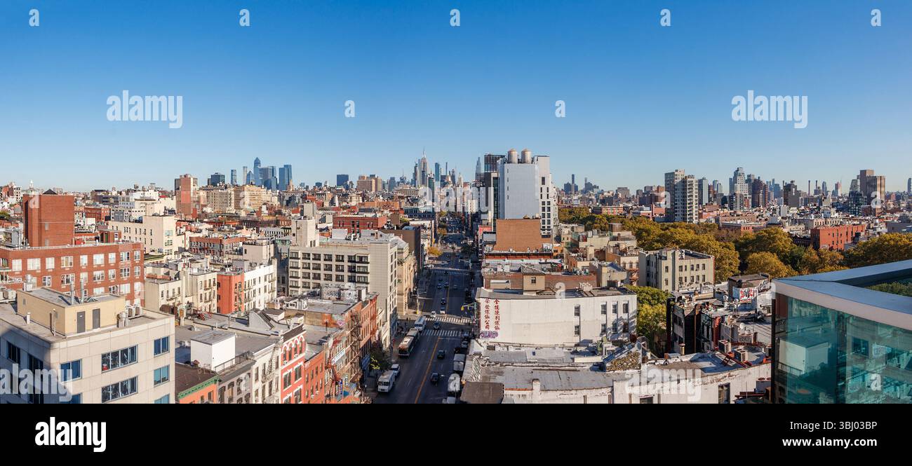 Vista panoramica grandangolare del paesaggio urbano del centro di manhattan, New york, con alti edifici e cielo azzurro Foto Stock