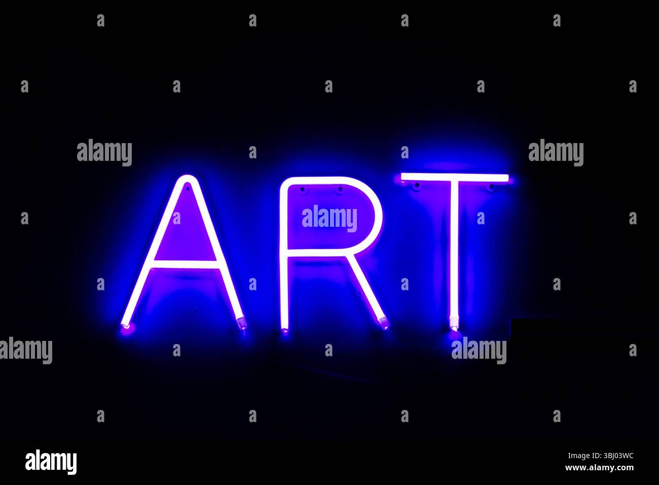 Segnaletica blu al neon illuminata con la parola "ART" che si illumina con luce brillante su uno sfondo scuro Foto Stock