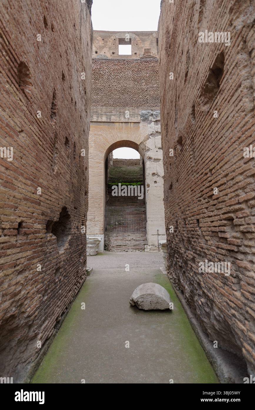All'interno dell'anfiteatro del Colosseo Romano Foto Stock