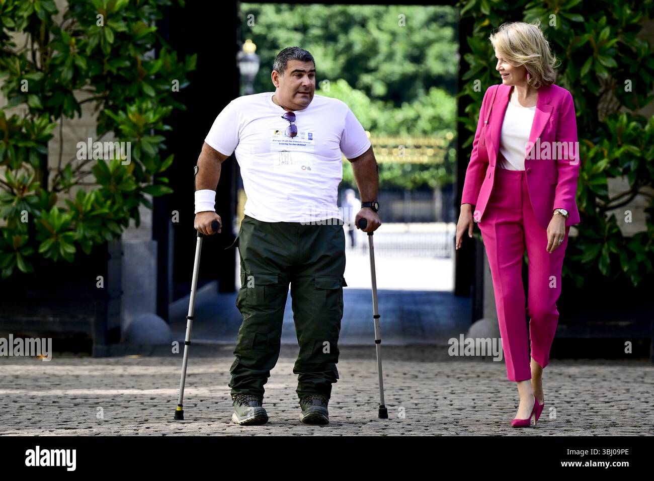 Bruxelles, Belgio. 12 giugno 2025. Michael Haddad, ambasciatore regionale di buona volontà del programma delle Nazioni Unite per lo sviluppo e Regina Matilde del Belgio, nella foto durante un ricevimento reale di una delegazione del programma delle Nazioni Unite per lo sviluppo (UNDP) presso il Palazzo reale, giovedì 12 giugno 2025 a Bruxelles. Questa delegazione delle Nazioni Unite è responsabile di una nuova campagna di sensibilizzazione sugli effetti del cambiamento climatico sulla sicurezza alimentare chiamata Awake Walk. BELGA FOTO DIRK WAEM credito: Belga News Agency/Alamy Live News Foto Stock