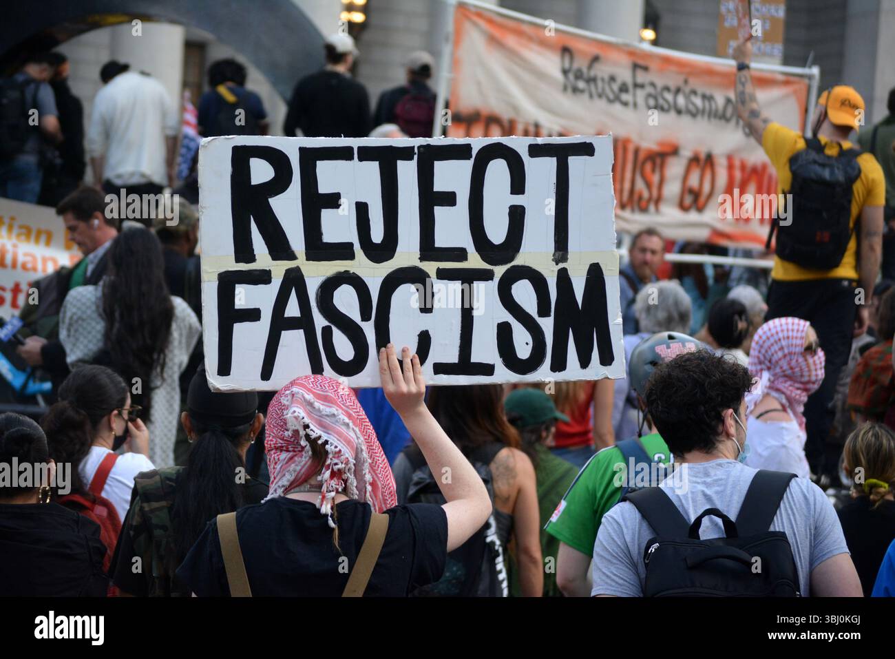 Protesta contro IL GHIACCIO dopo un'ondata di arresti in tutto il paese di immigrati a Lower Manhattan. Foto Stock