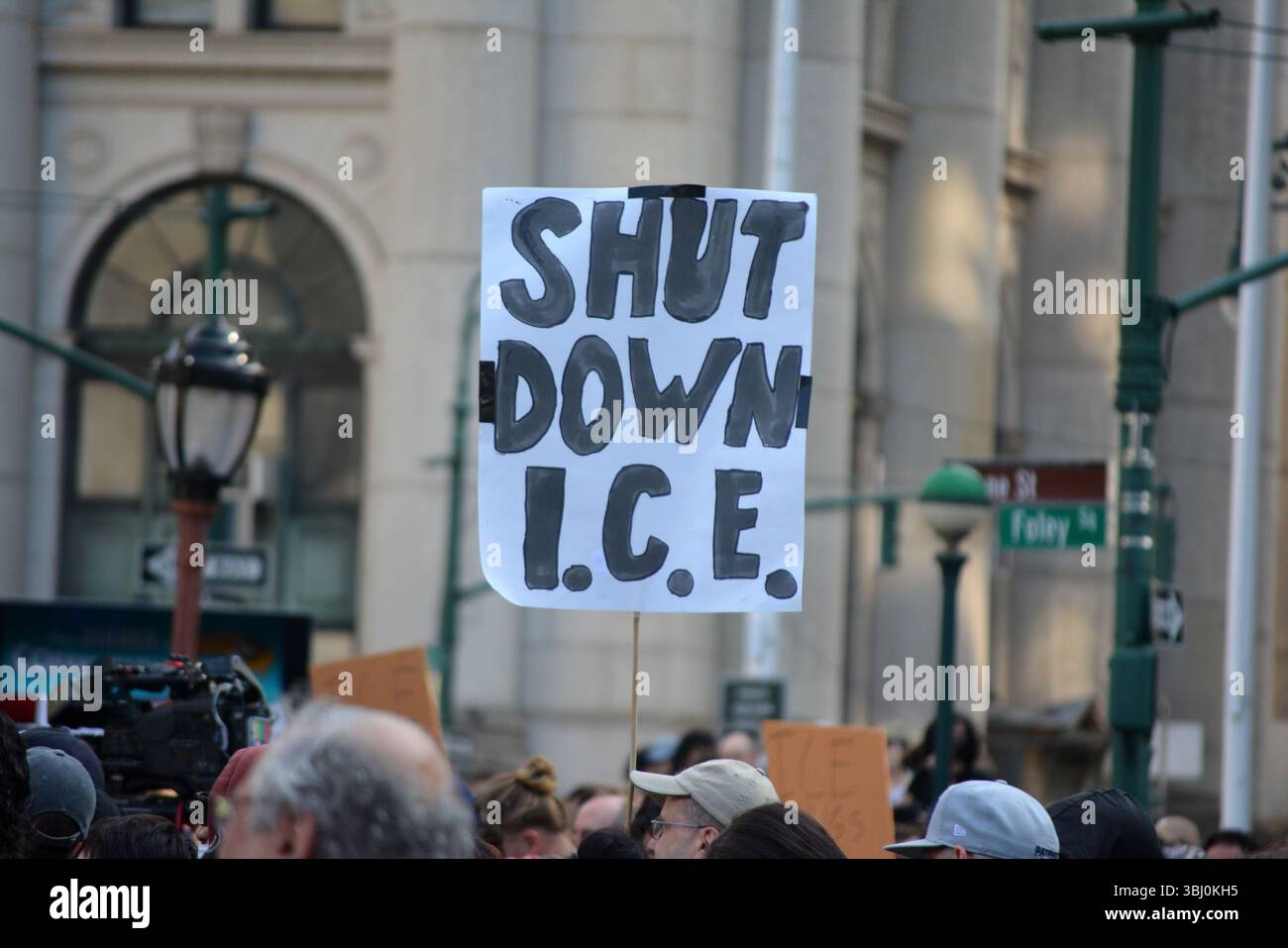 Protesta contro IL GHIACCIO dopo un'ondata di arresti in tutto il paese di immigrati a Lower Manhattan. Foto Stock