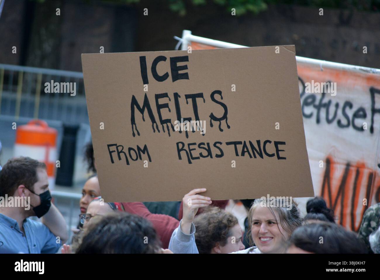 Protesta contro IL GHIACCIO dopo un'ondata di arresti in tutto il paese di immigrati a Lower Manhattan. Foto Stock