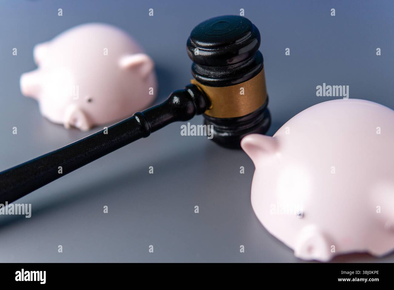 Un salvadanaio rosa rotto e il martelletto di un giudice. Perdita finanziaria, fallimento, azioni legali, concetto di debito. Foto Stock