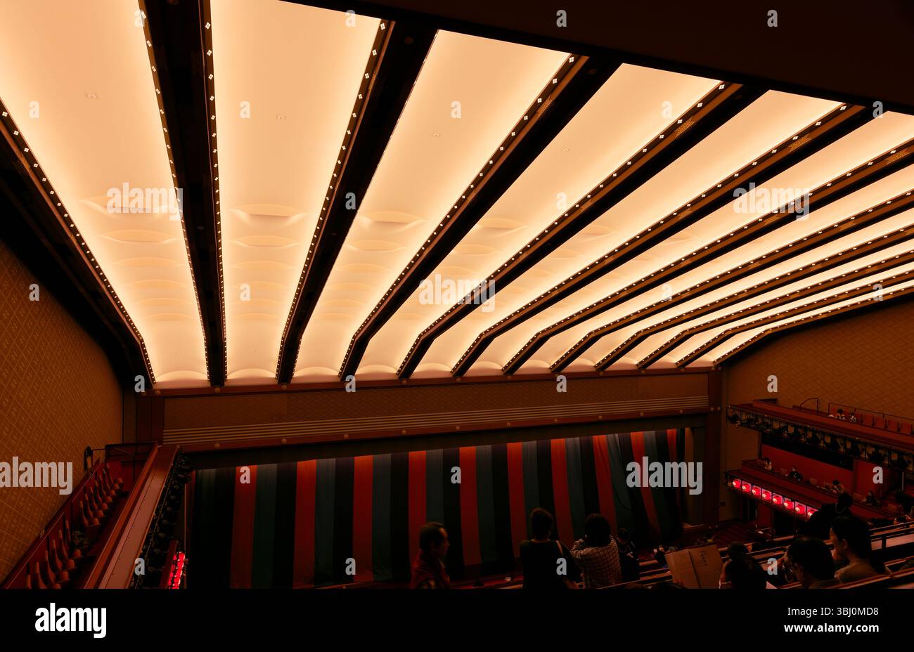 Vista del soffitto luminoso e della tradizionale tenda a righe all'interno del Teatro Kabuki-za Foto Stock
