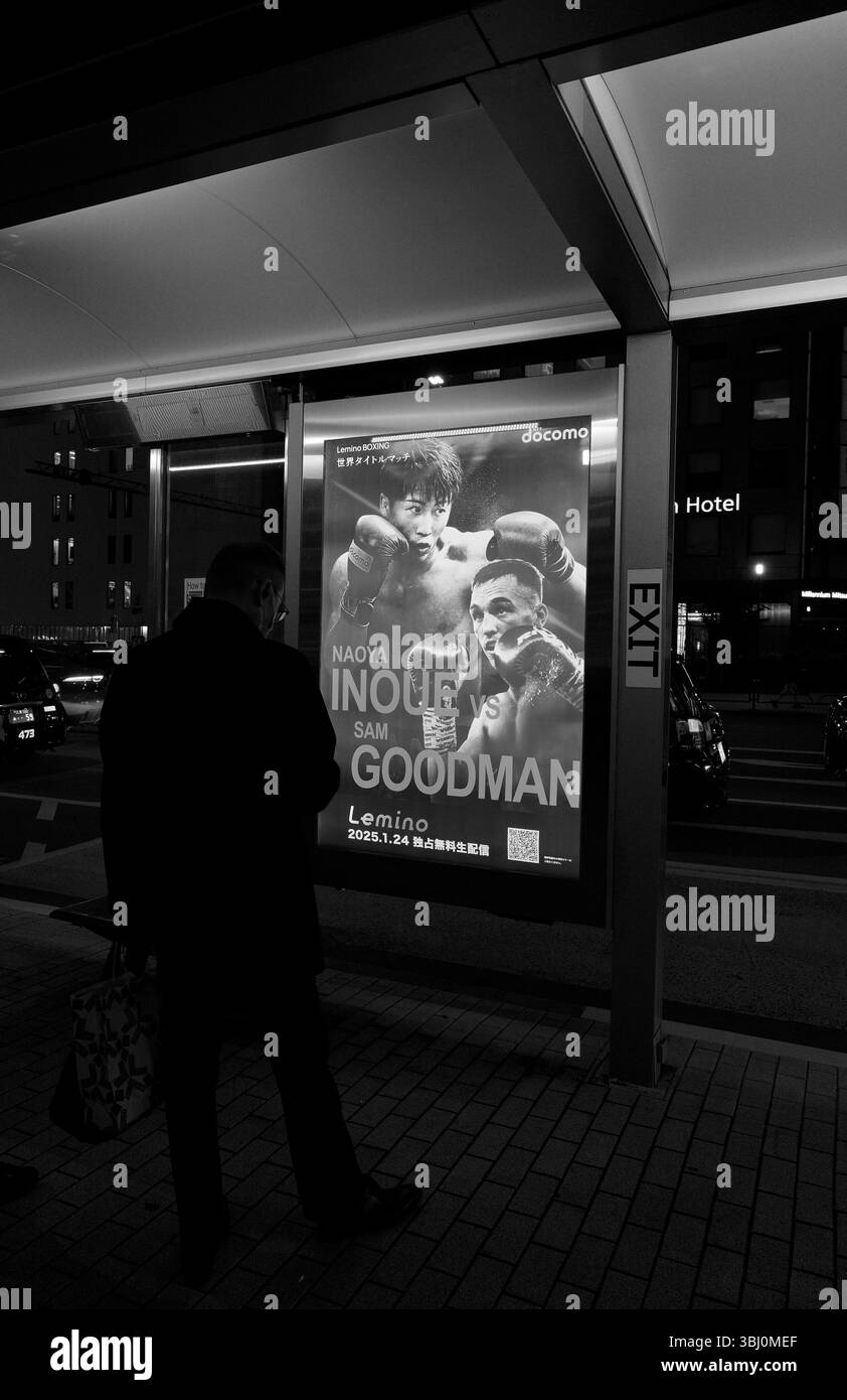 Cartellone retroilluminato che pubblicizza il match di boxe tra Inoue e Goodman in bianco e nero Foto Stock