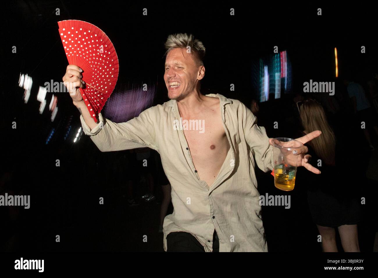 Novi Sad, Serbia. 10 luglio 2024. Un uomo balla con un fan al festival musicale EXIT presso la Fortezza Petrovaradin a Novi Sad, Serbia, il 10 luglio 2024. (Foto di Maxim Konankov/NurPhoto) credito: NurPhoto SRL/Alamy Live News Foto Stock