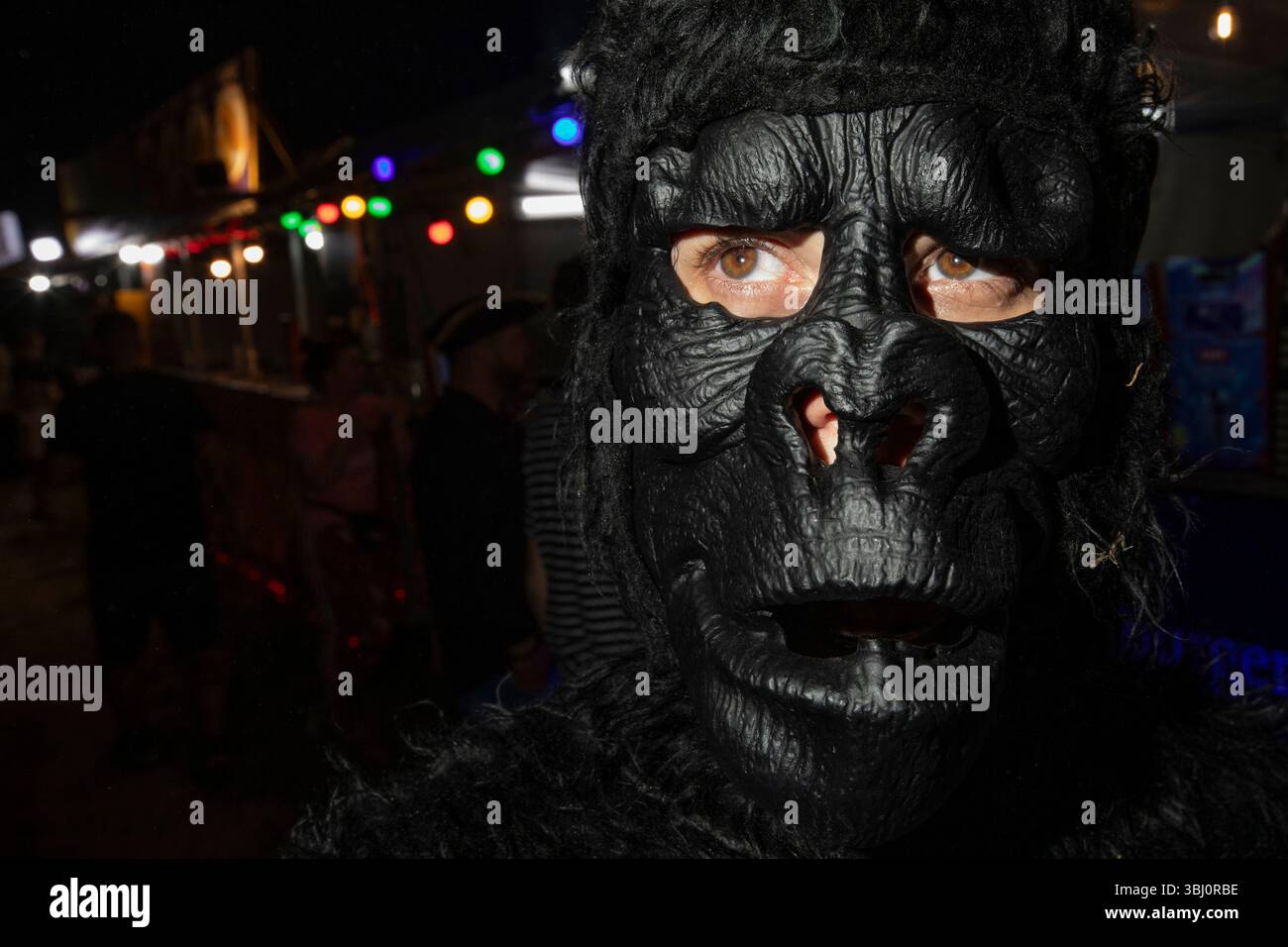 Novi Sad, Serbia. 10 luglio 2024. Una donna in costume da gorilla è al festival musicale DI USCITA presso la Fortezza Petrovaradin a Novi Sad, in Serbia, il 10 luglio 2024. (Foto di Maxim Konankov/NurPhoto)0 credito: NurPhoto SRL/Alamy Live News Foto Stock