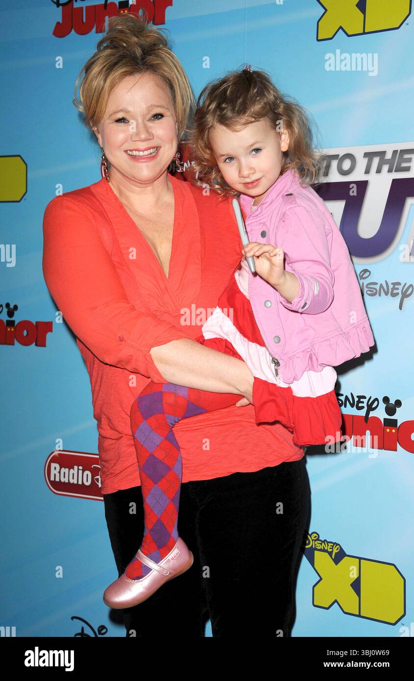 Caroline Rhea e Ava Rhea al 2012-13 Disney Channel Worldwide Kids di fronte all'Hard Rock Cafe di Times Square, New York City - 13 marzo 2012 FAMOUS PICTURES AND FEATURES AGENCY 13 HARWOOD ROAD LONDRA SW6 4QP REGNO UNITO tel +44 (0) 20 7731 9333 fax +44 (0) 20 7731 9330 e-mail info@famous.uk.com www.famous.uk.com FAM44244 Foto Stock