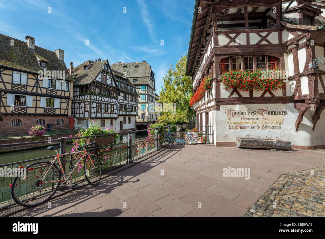 Vecchie case a graticcio nella Petite France, un famoso quartiere di Little Venice a Strasburgo, in Francia Foto Stock