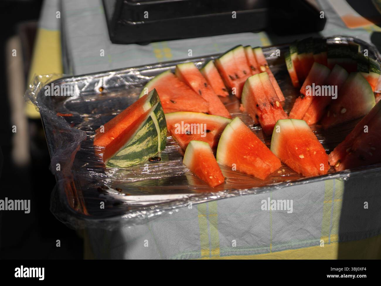 Fette di anguria appena tagliate al mercato agricolo locale in estate Foto Stock