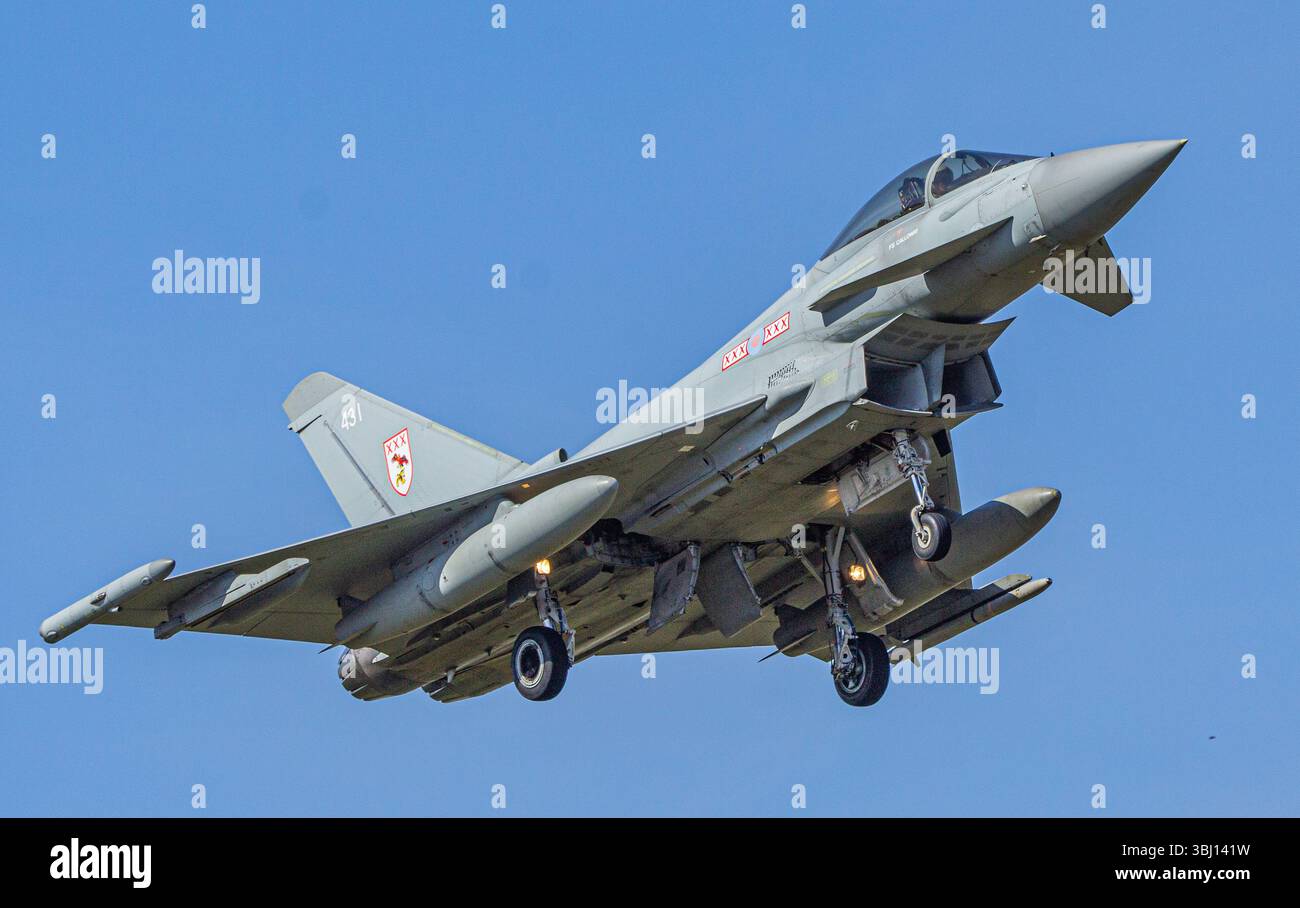 Eurofighter Typhoon, 29 Squadron RAF, atterraggio a RAF Coningsby Foto Stock