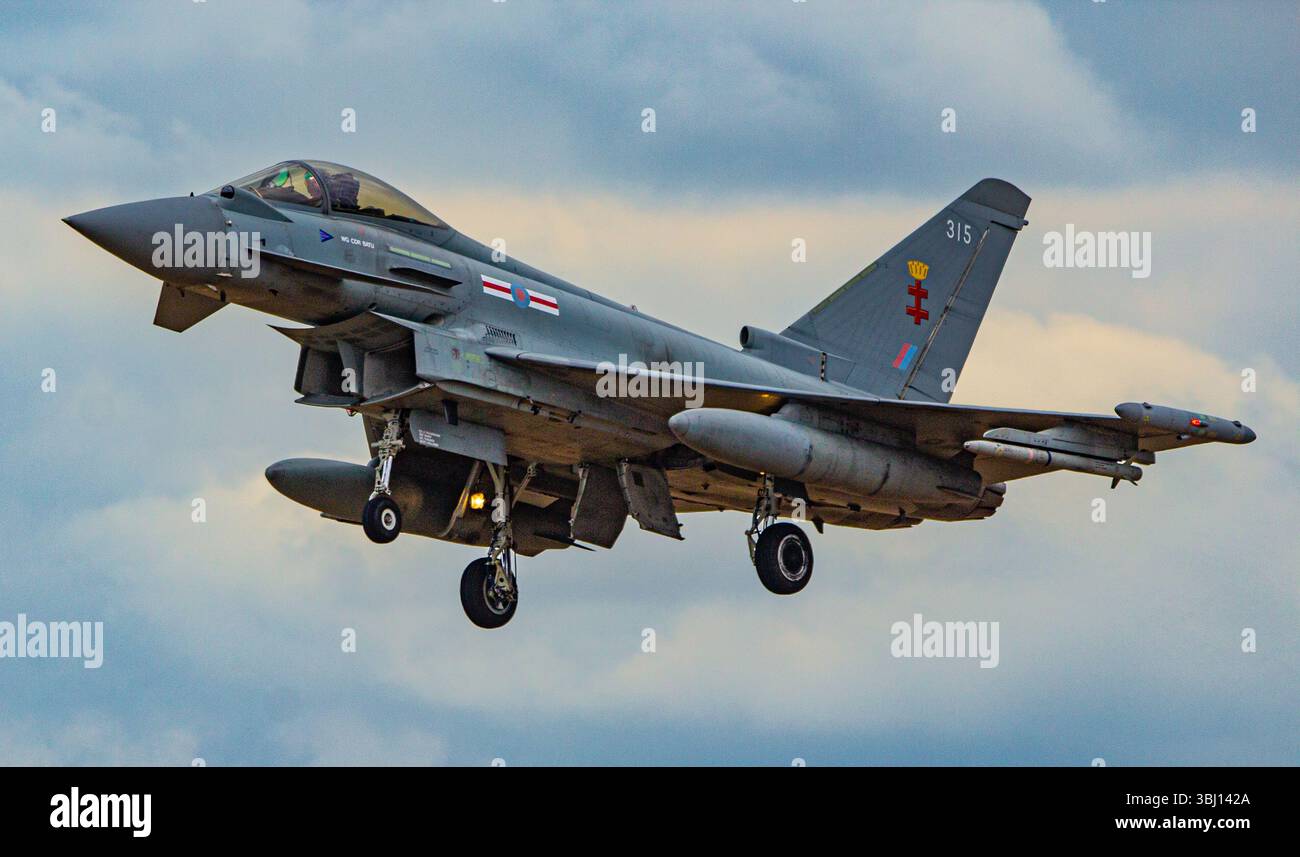 Eurofighter Typhoon, 29 Squadron RAF, atterrando a RAF Coningsby Foto Stock