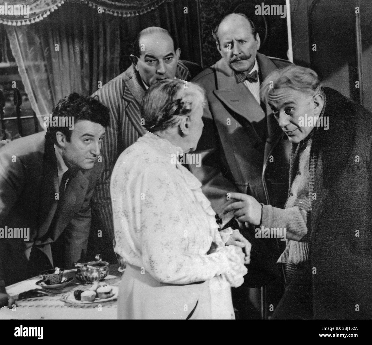 Gli attori britannici Alec Guinness, Peter Sellers, Cecil Parker, Danny Green e Katy Johnson nel film The Ladykillers, Regno Unito 1955 Foto Stock