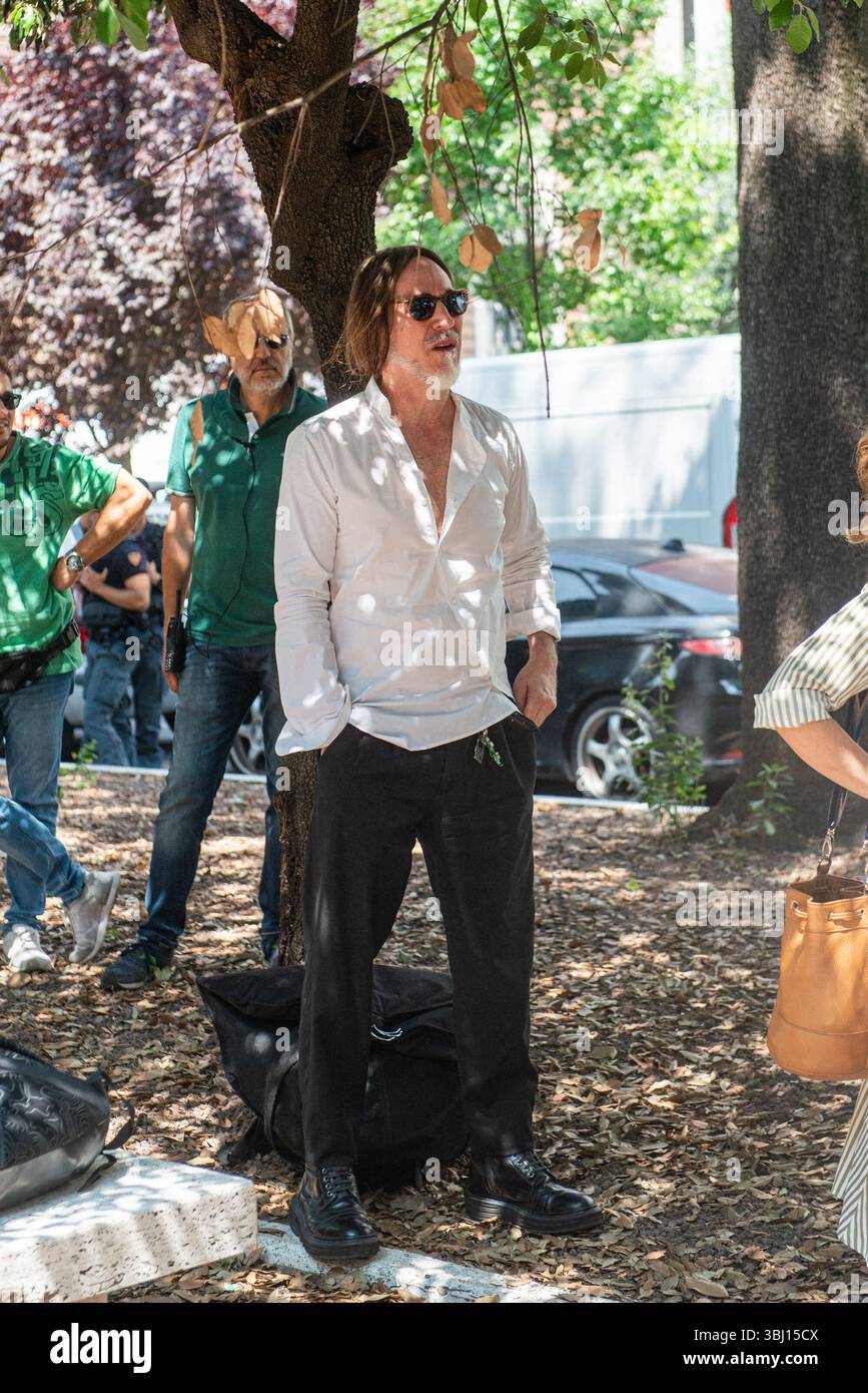 Roma, Italia. 12 giugno 2025. Manuel Agnelli alla protesta Rai, A Rischio i programmi Rai, la protesta oggi dei giornalisti davanti la sede Rai di Viale Mazzini contro l'accordo sindacale, Giovedì 12 giugno 2025 (foto Valentina Stefanelli/LaPresse) Manuel Agnelli alla protesta Rai, programmi Rai a rischio, la protesta oggi dei giornalisti davanti alla sede Rai in Viale Mazzini contro l'accordo sindacale, giovedì 12 giugno 2025 (foto Valentina Stefanelli/LaPresse) Foto Stock