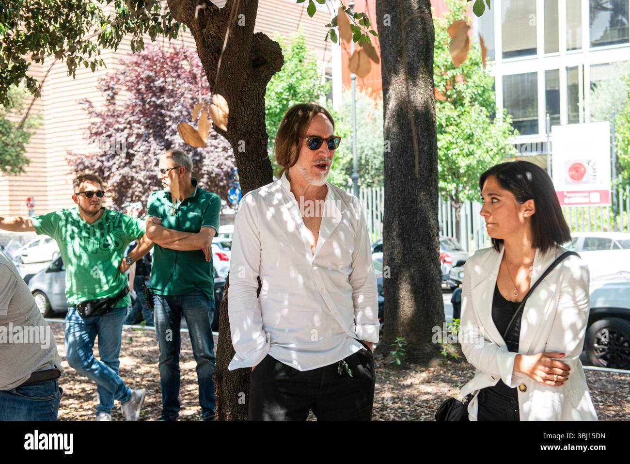 Roma, Italia. 12 giugno 2025. Manuel Agnelli alla protesta Rai, A Rischio i programmi Rai, la protesta oggi dei giornalisti davanti la sede Rai di Viale Mazzini contro l'accordo sindacale, Giovedì 12 giugno 2025 (foto Valentina Stefanelli/LaPresse) Manuel Agnelli alla protesta Rai, programmi Rai a rischio, la protesta oggi dei giornalisti davanti alla sede Rai in Viale Mazzini contro l'accordo sindacale, giovedì 12 giugno 2025 (foto Valentina Stefanelli/LaPresse) Foto Stock